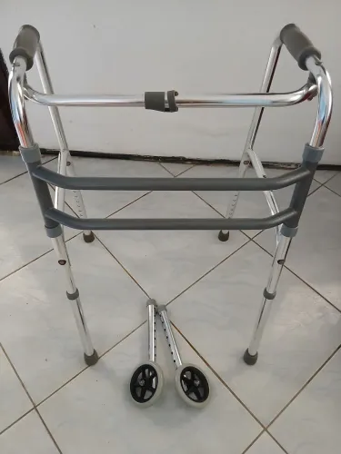 Andador articulado para adulto/idoso. Marca Mercur - acompanha para de rodas