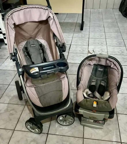 Carrinho de bebê Chicco + Bebê conforto + Base para anexar no carro
