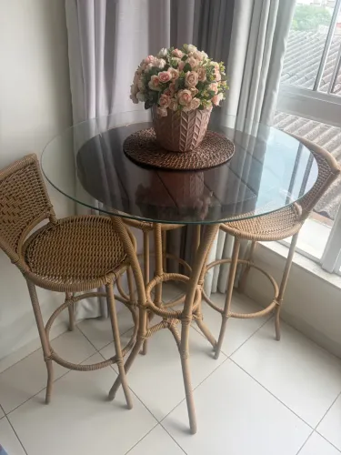 Vende-se bistrô com 3 banquetas