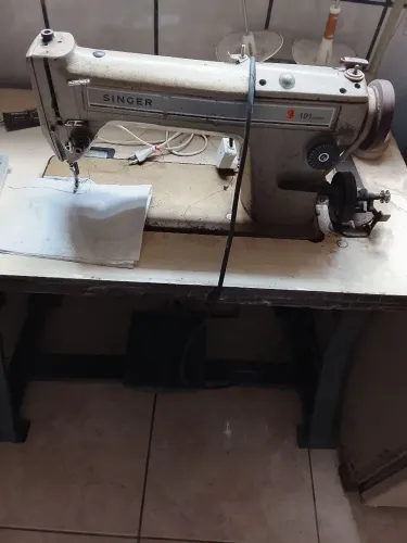 Máquina de costura retrô industrial