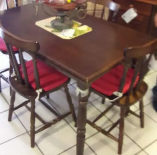 Mesa de madeira e cadeiras