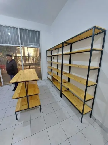 Prateleiras para comércio.