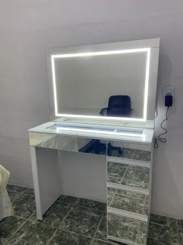 Penteadeira Camarim LED - Linda, Moderna e Conservada | R$ 1.100