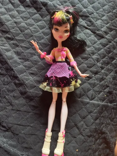 Vendo monster high draculaura  usada
