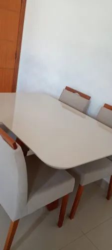 Vendo Mesa 4 Cadeiras, 1,40cm, pés em madeira 