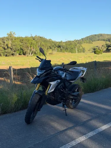 BMW GS 310 preta. 