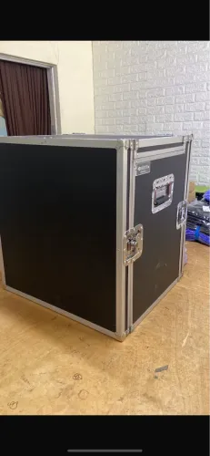 Rack mais mesa de som digital , DL 16, Mackie , 16 canais / 6 auxiliares .