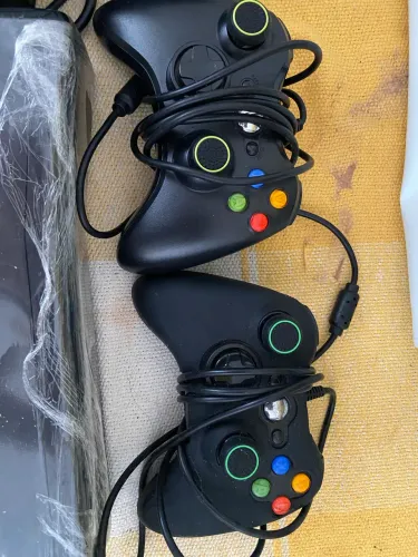 Xbox 360 quebrado com fonte 2 controles e kinect