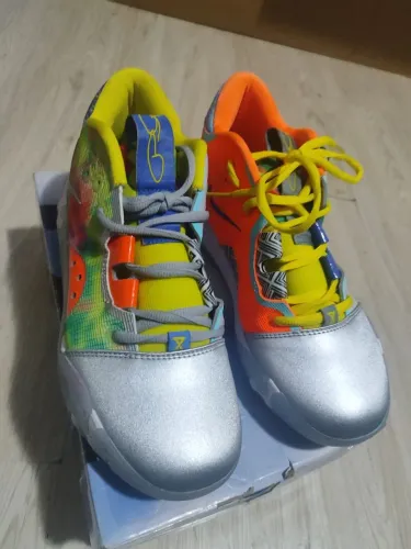 Tênis de basketball.