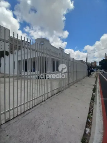 Imóvel com excelente localização, meia quadra da Av. Santos Dumont, vizinho ao Cartório.