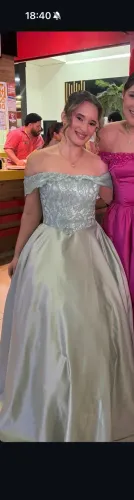 VENDO VESTIDO, USEI SOMENTE 1x 400,00 meu pix 79- *