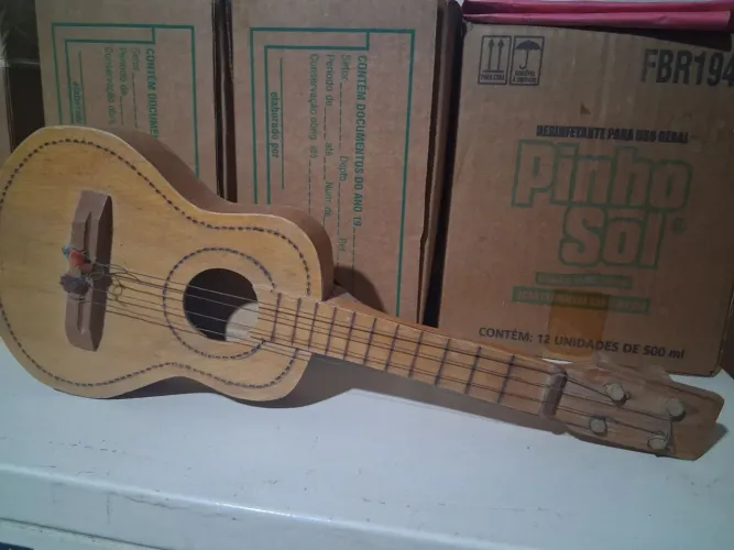 Violão de brinquedo anos 70 de madeira