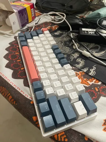 Mouse e teclado gamer acompanhando mouse pad
