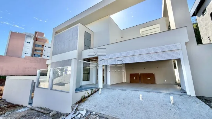Casa nova com 3 suítes e piscina no Itaguaçu