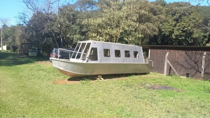 Barco de Alumínio 7,5 Metros com Cabine Fechada