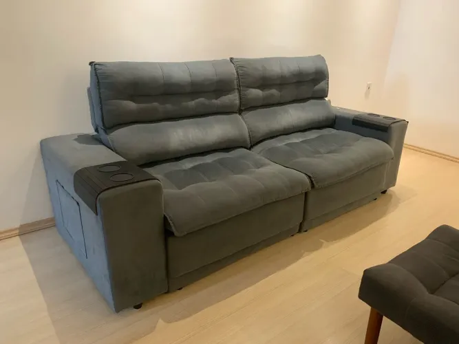 Sofá retrátil cinza