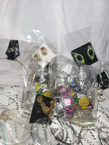 Canecas de chopp com 50 bijuterias mistérios