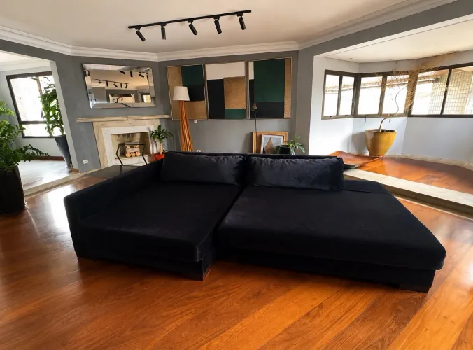 Sofá Com Chaise Base De Madeira Veludo Preto