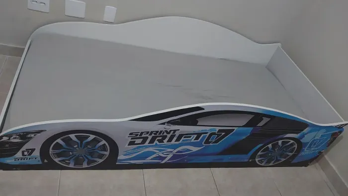 Cama de criança, modelo de carrinho com colchão espuma D23. Usada, porém em bom estado .