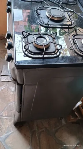 Fogão prático e conservado 5 bocas