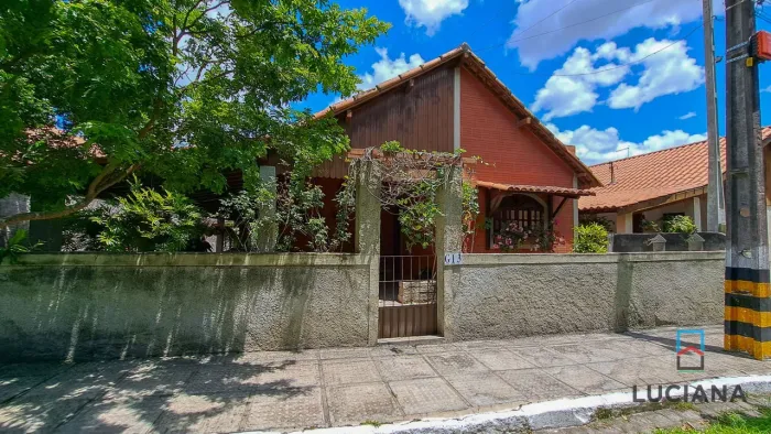 Linda casa em condomínio próx. ao Centro para venda