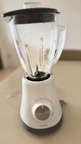 Liquidificador Oster jarra de vidro com detalhes