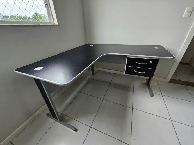 Mesa de Escritório em Canto (L) - Robusta, Estável e com Gaveta de Chave