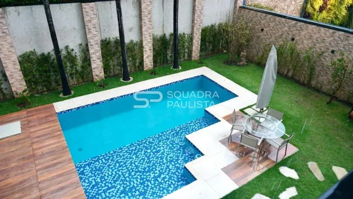 Casa neoclássica impecável e pronta para morar em Alphaville.