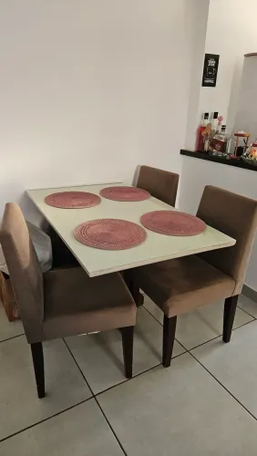 Mesa de jantar já com 4 cadeiras