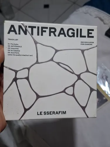 CD KPOP ANTIFRAGILE (LESSERAFIM) COM PHOTOCARDS