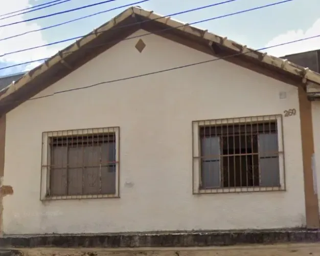duas otimas janelas completas grades e pedras