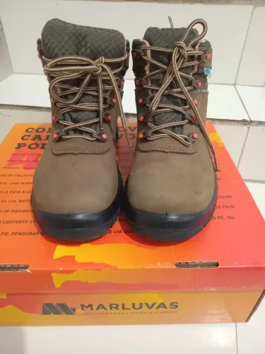 BOTA MARLUVAS COM BICO DE PVC <br><br>Título