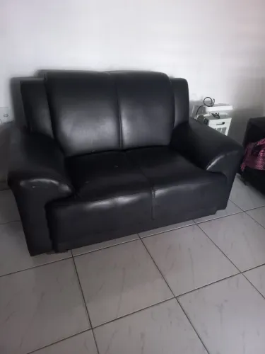 Vendo sofá de dois lugares corino preto.