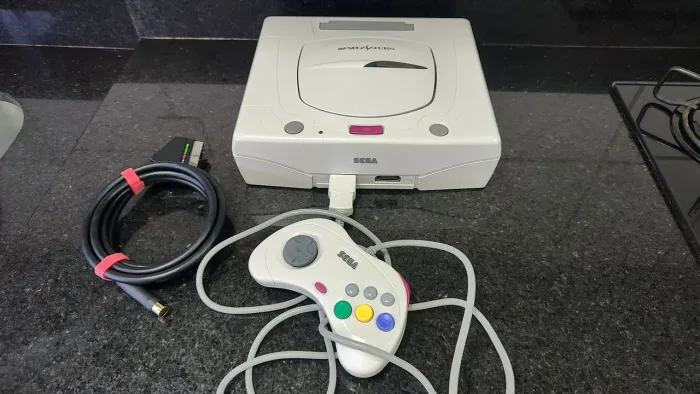 Sega Saturn japonês com cabo scart Premium Retrowave RGB