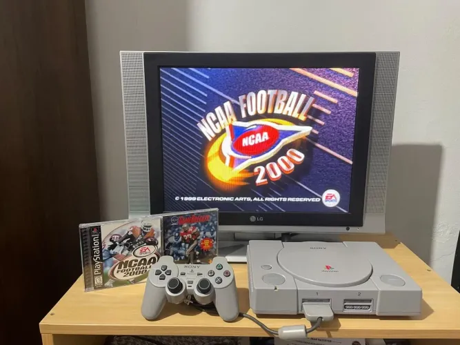  PlayStation 1 fat americano ótimo estado acompanha dois jogos originais mais acessórios