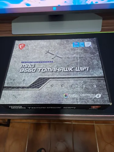Placa Mãe MSI MAG B560 TOMAHAWK WIFI Intel LGA 1200 em perfeito estado e completa.