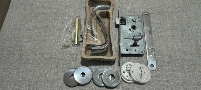 Fechadura Pado completa para porta de banheiro, nova