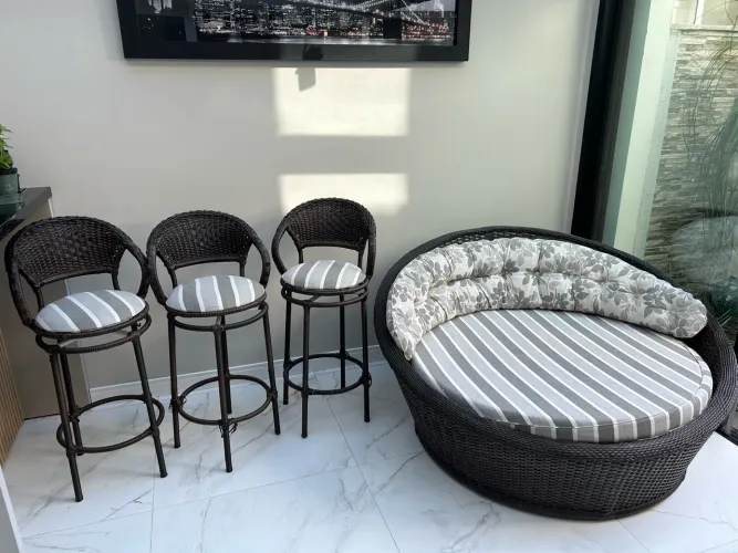 Conjunto de Namoradeira com 3 banquetas.