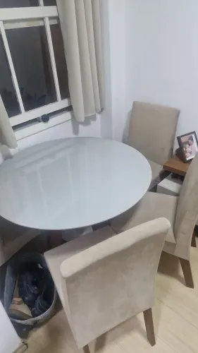 Mesa de jantar redonda com tampo de vidro