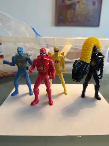Power Rangers: Dino Trovão lançada pelo McDonald's em 2005.