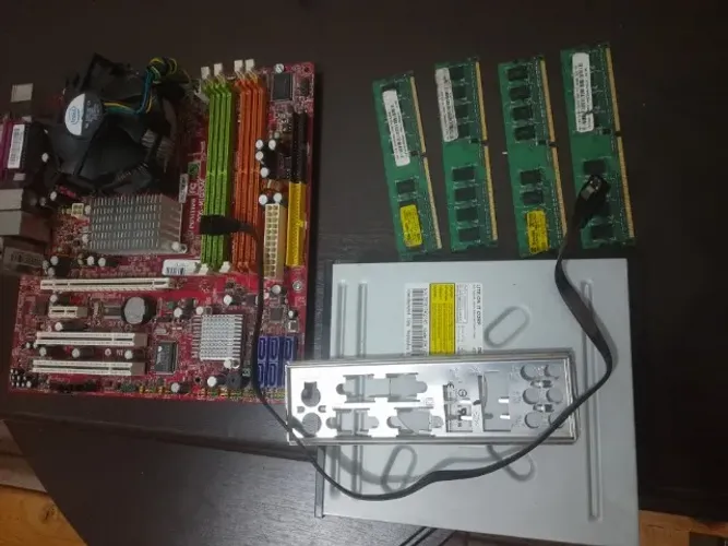 Kit placa mãe, processador e memórias.