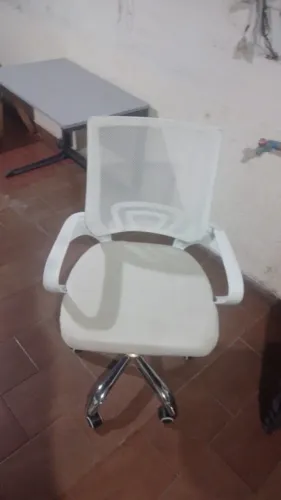 Cadeira de escritório semi nova em perfeito estado só usar