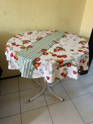 Mesa redonda de madeira