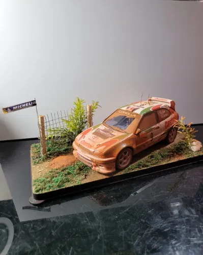Miniatura 1:18 diorama rally lama versão suja Toyota Corolla Castrol Autoart