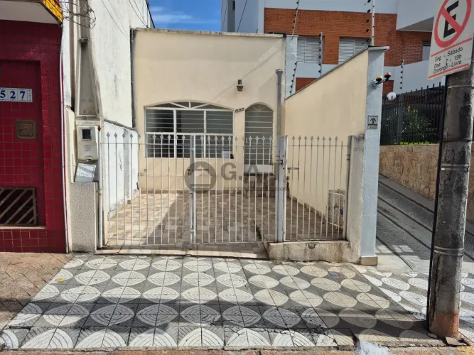 Casa para locação no Centro de Sorocaba-SP: 2 quartos, 1 sala, 2 banheiros, 1 vaga de gara