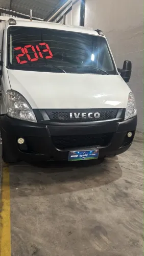 Iveco 35s14 ano 2013 com carroceria 