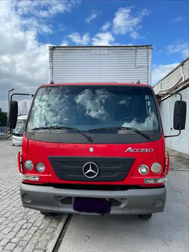 Accelo 815/44 baú 6.2m e rampa