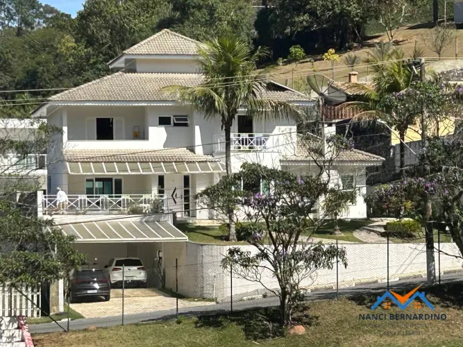 Casa a venda em Condomínio Fechado de Arujá com Vista para o Lago