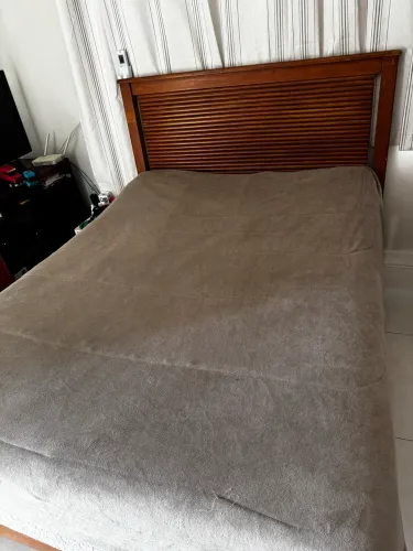 Cama de casal madeira maciça.
