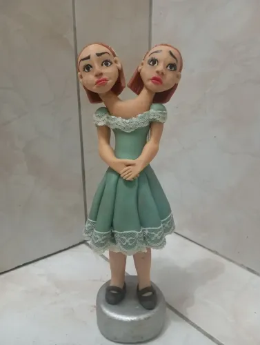 Estátua Beth e Dot AHS